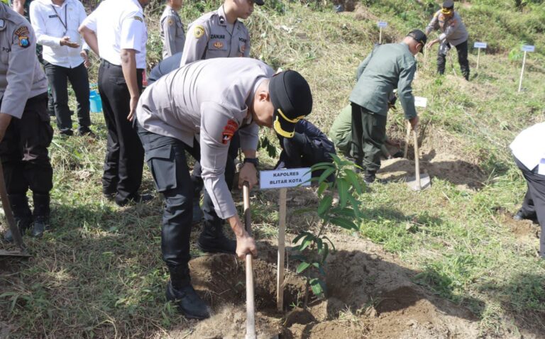 Peduli Lingkungan, Polres Blitar Kota Bersama Forkopimda Tanam Pohon di Area Bekas Tambang