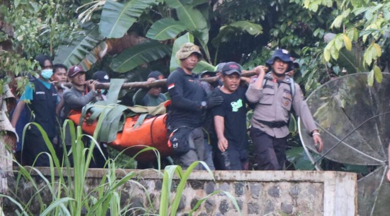 Penuh Perjuangan Polisi Bersama Tim SAR Berhasil Evakuasi Jenazah Pendaki di Gunung Saeng Bondowoso