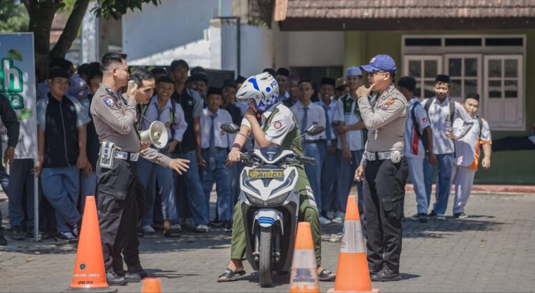 Polres Jember Maksimalkan Program Road Safety Edukasi Keselamatan Berlalulintas Bagi Pelajar dan Santri