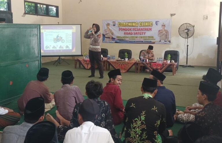 Sambut Hari Bhayangkara ke-79, Polres Kediri Kota Gelar Coaching Clinic di Ponpes