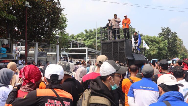 Polisi Lakukan Pengawalan, Peringatan Hari Buruh di Pasuruan Berlangsung Kondusif