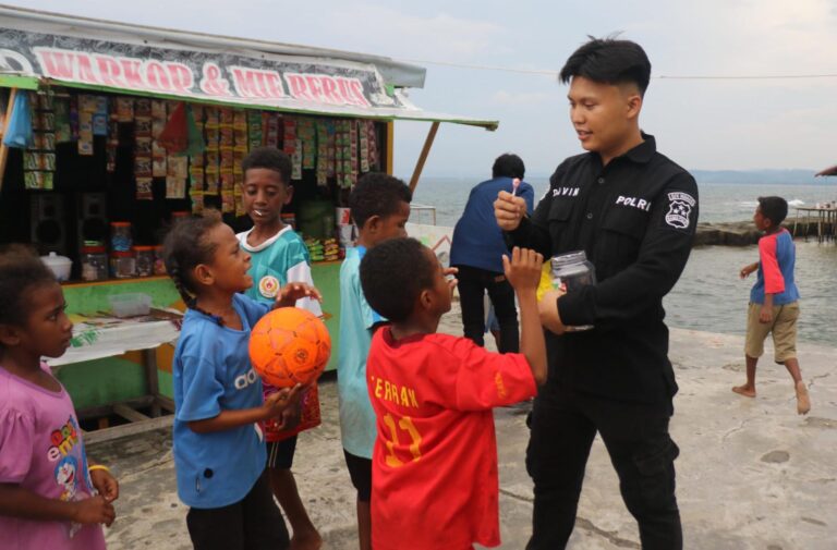 Satgas Humas Ops Damai Cartenz-2025 Sambangi Warga Hamadi, Imbau Jaga Kamtibmas