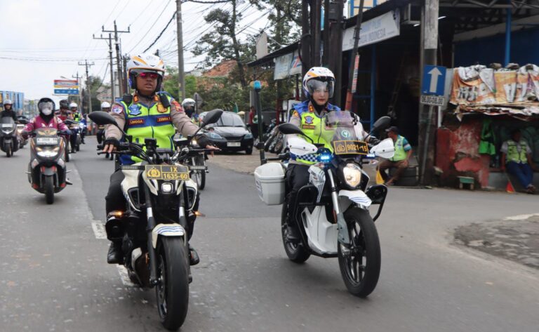 Gunakan Sepeda Motor, Kapolres Semarang Laksanakan Patroli Dialogis Cegah Aksi Premanisme