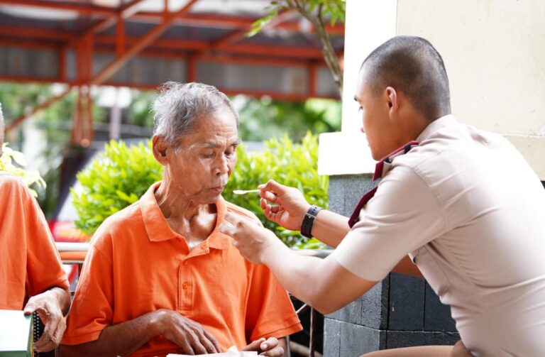Taruna Akademi Kepolisian Gelar Bakti Sosial di Rumah Perlindungan Lansia