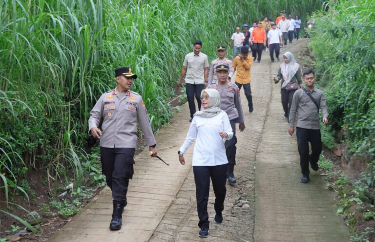 Kolaborasi, Polres Kediri Kota Bersama Pemkab Tangani Bencana Banjir di Mojo