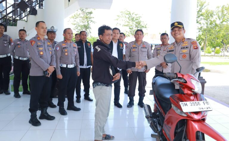 Tindak Pidana Premanisme Pemerasan dan Pembakaran, Kapolres Pohuwato Serahkan bantuan Sepeda Motor Pada Korban