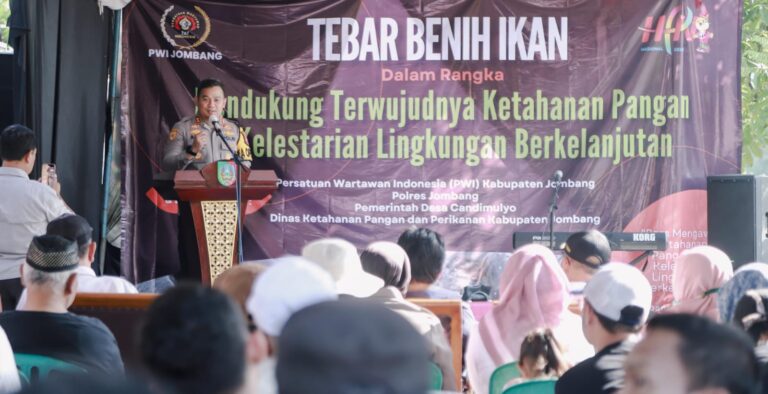 Kolaborasi Polisi bersama PWI Jaga Kelestarian Lingkungan dan Ketahanan Pangan Tebar Benih Ikan di Sungai Jombang