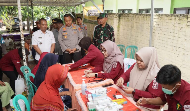 Cangkrukan Kamtibmas Polres Kediri Kota Berbagi Sembako dan Gelar Bakti Kesehatan