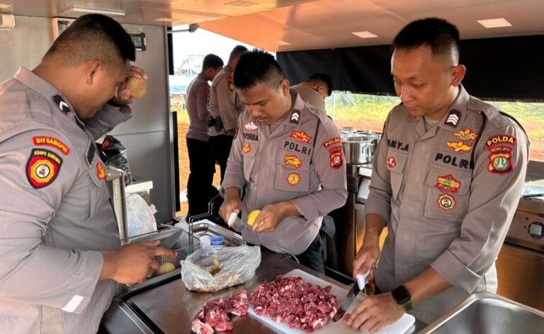 Polda Metro Jaya Buka Dapur Lapangan Bantu Pengungsi Kebakaran di Penjaringan