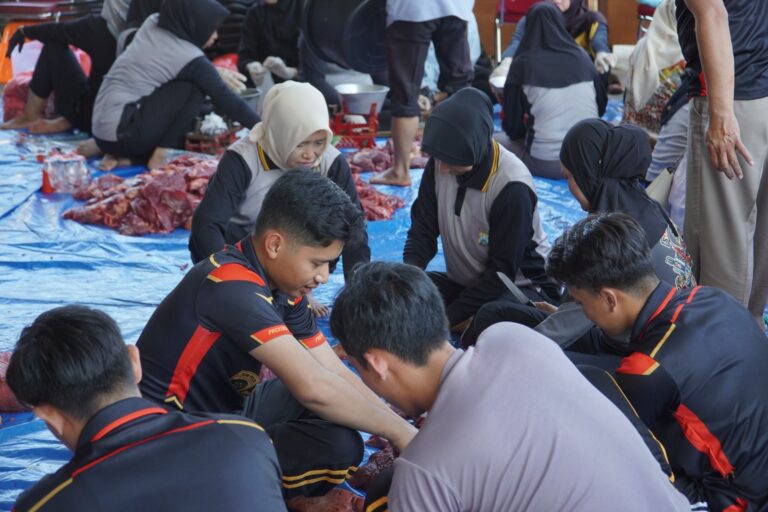 Polres Ponorogo Kurangi Sampah Plastik Salurkan Paket Daging Qurban Pakai Daun Pisang