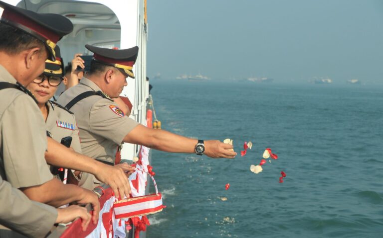 Polda Jatim Tabur Bunga di Laut Kenang Semangat Juang Pahlawan di Hari Bhayangkara ke-79