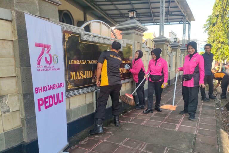 Polri Untuk Masyarakat: Polres Pamekasan Gelar Bakti Religi dan Bansos di Hari Bhayangkara Ke-79