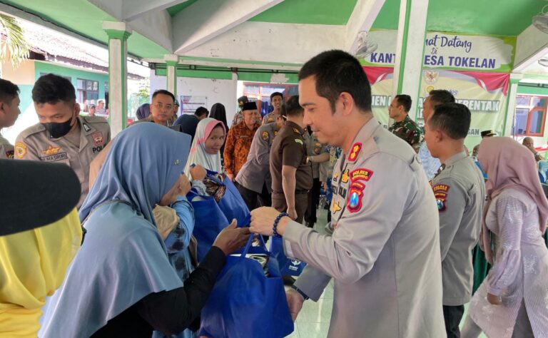 Apresiasi Buruh Tani, Polres Situbondo dan Forkopimda Berbagi Sembako Usai Panen Raya Jagung