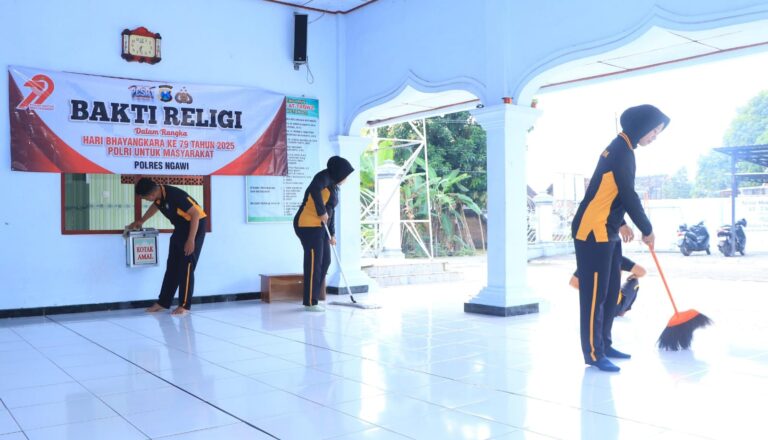 Polres Ngawi Gelar Bakti Religi di Hari Bhayangkara ke -79, Bersih – bersih di Sejumlah Tempat Ibadah