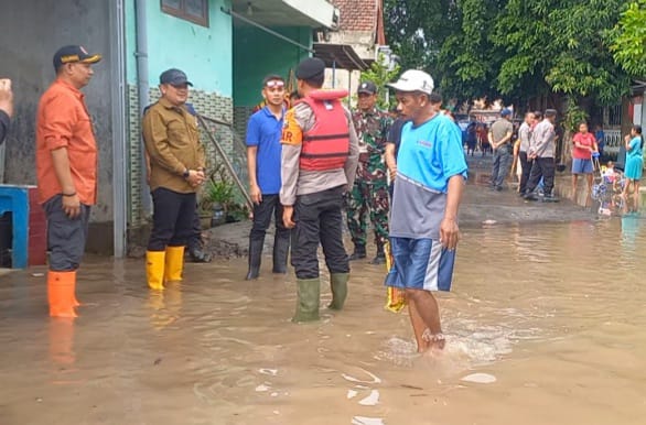 Polres Jombang Kirim Paket Sembako untuk Warga Terdampak Banjir di Kademangan