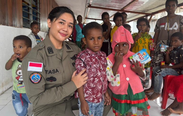 Srikandi Polri Ops Damai Cartenz-2025 Tebar Damai Lewat Ibadah Bersama Anak-anak di Gereja GPDI Yericho Nogolait Kandego