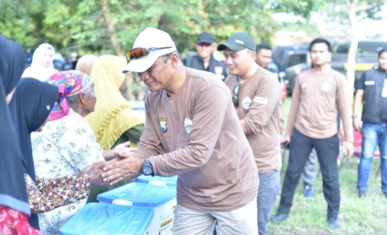 Sambut Hari Bhayangkara ke-79, Kapolda Jatim Safari Kamtibmas Salurkan Bansos untuk Warga Pesisir Situbondo