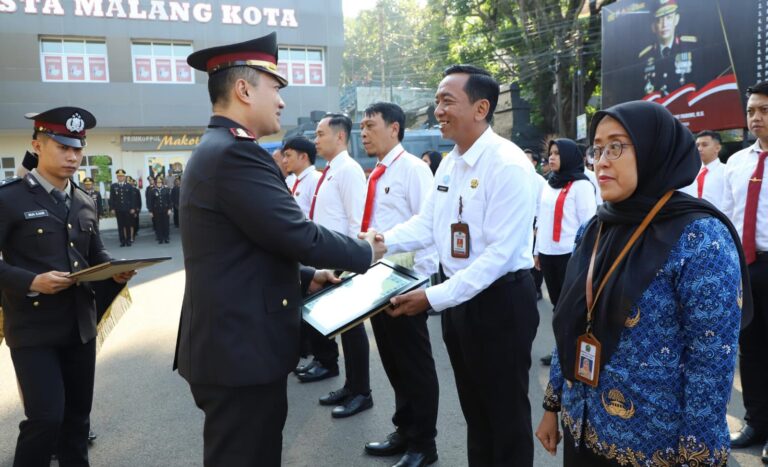 Peringati Hari Lahir Pancasila, Kapolresta Malang Kota Berikan Penghargaan ke 24 Personel Polri dan 2 Orang Masyarakat Berprestasi