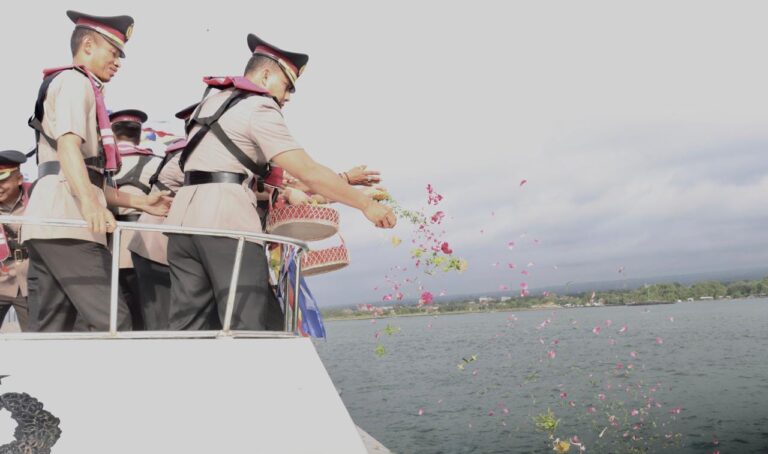 Peringati Hari Bhayangkara ke-79, Polresta Banyuwangi Tabur Bunga di Selat Bali