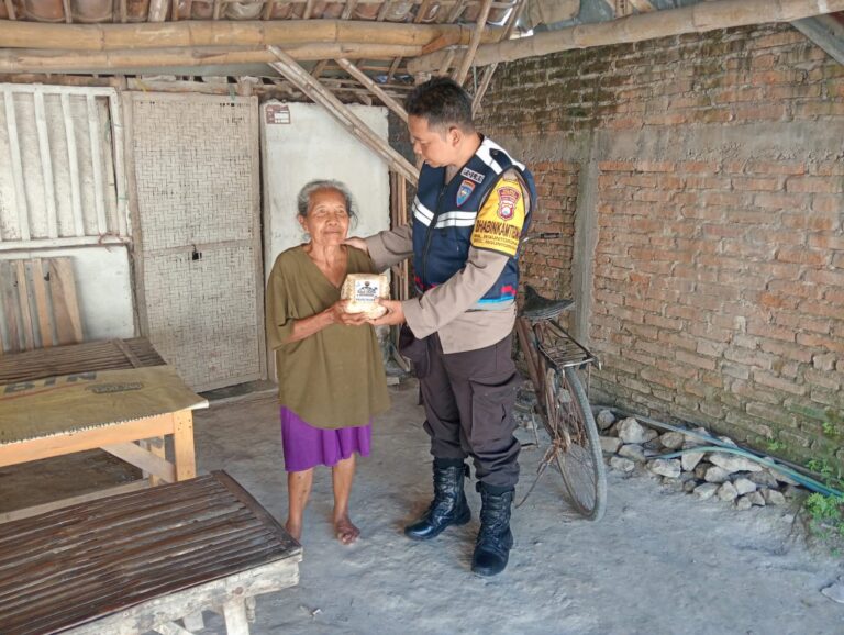 Tanpa Sampah Plastik Polres Magetan Peduli Lingkungan, Pembagian Daging Kurban Gunakan Besek Bambu