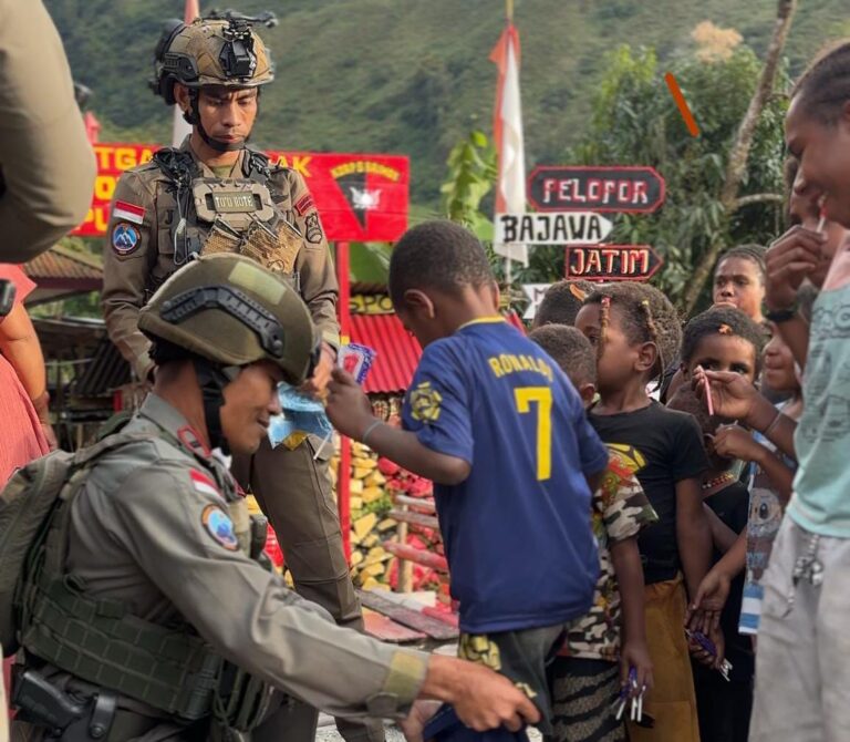 Satgas Ops Damai Cartenz 2025, Bagikan Pakaian untuk Anak-anak di Puncak Jaya