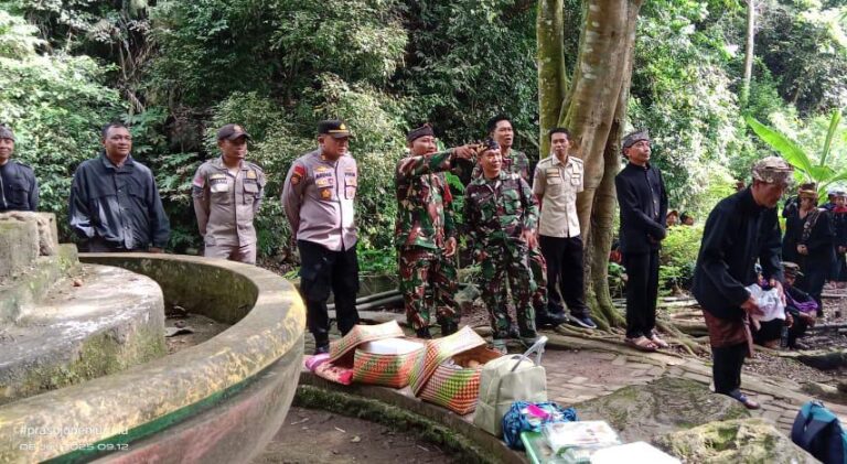 Polres Probolinggo Kawal Kegiatan Adat Mendak Tirta di Air Terjun Madakaripura Jelang Yadnya Kasada