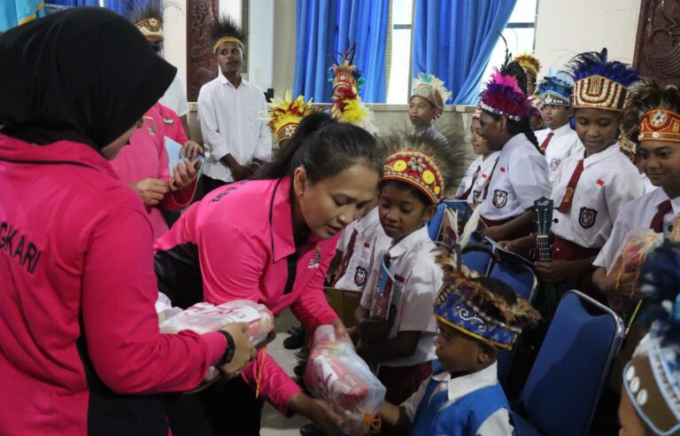 Kunjungi Raja Ampat, Ketum Bhayangkari Ny Juliati Sigit Prabowo Salurkan Sembako hingga Gelar Khitanan Massal