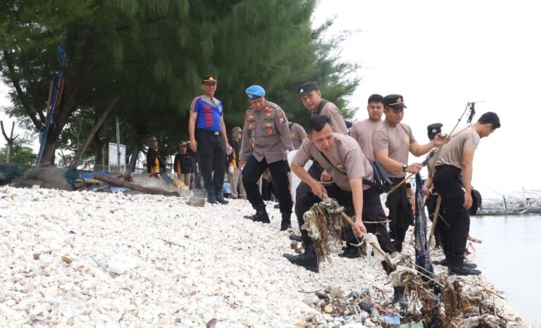 Peduli Lingkungan: Polres Pelabuhan Tanjungperak Bersihkan Pesisir Surabaya Sambut Hari Bhayangkara ke-79