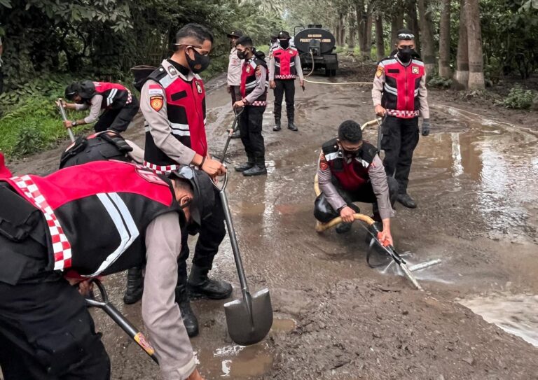 Polri untuk Masyarakat, Gerak Cepat Polda NTT Bersihkan Lokasi Terdampak Erupsi Gunung Lewotobi Laki