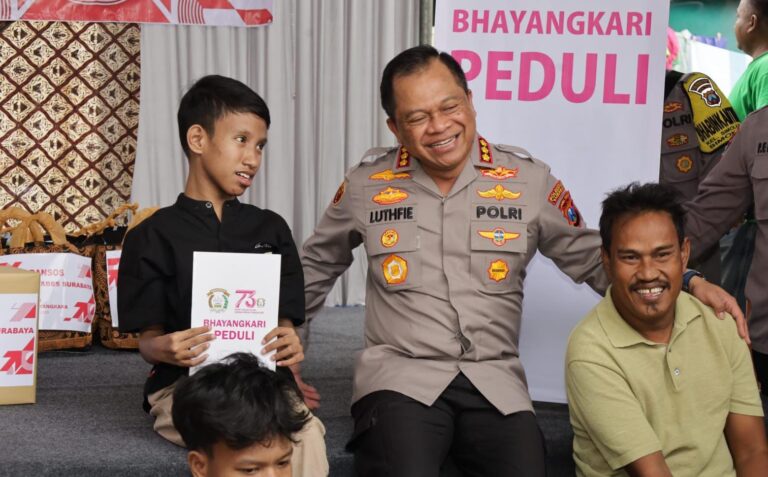 Polres Magetan Sambut Hari Bhayangkara ke-79 Bagikan Sembako ke Wihara