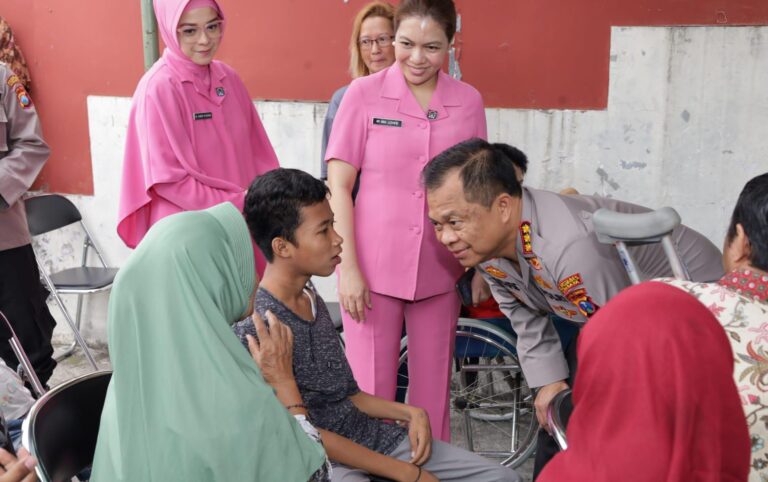 Hari Bhayangkara ke-79 Polrestabes Surabaya dan Bhayangkari Bantu Kaum Difabel