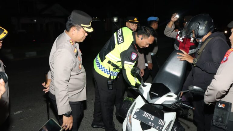 Polres Nganjuk Gelar Patroli SREG dan Penyekatan di Perbatasan Suroan Berjalan Kondusif