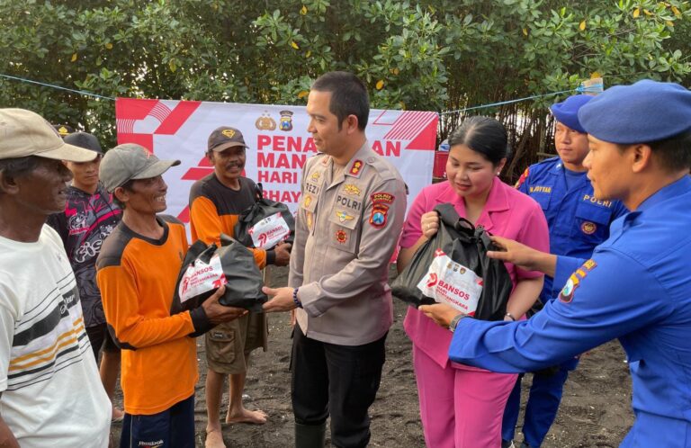 Jelang Hari Bhayangkara, Polres Situbondo Tanam Mangrove dan Bagi Bansos untuk Warga Pesisir