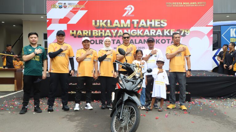 Peringati Hari Bhayangkara ke-79: Polresta Malang Kota Bersama Masyarakat Jalan Sehat Susuri Wisata Kampung Kayutangan