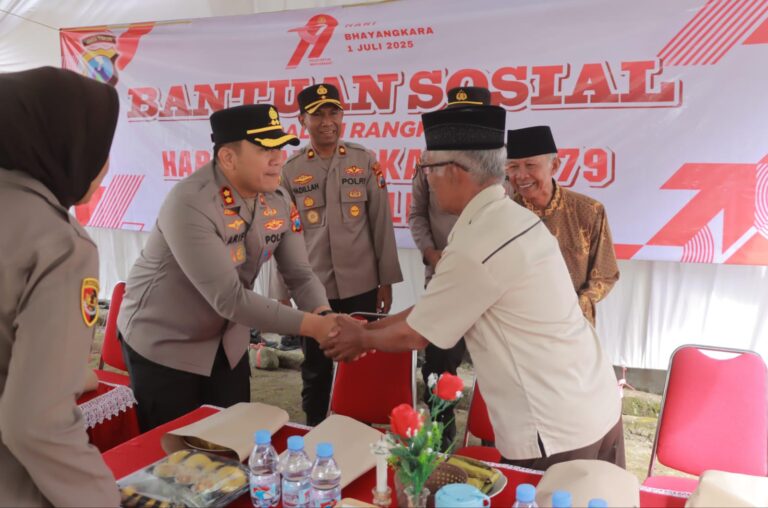 Sambut Hari Bhayangkara ke-79 Polres Blitar Salurkan Bantuan Sosial Warga Kampung Baru