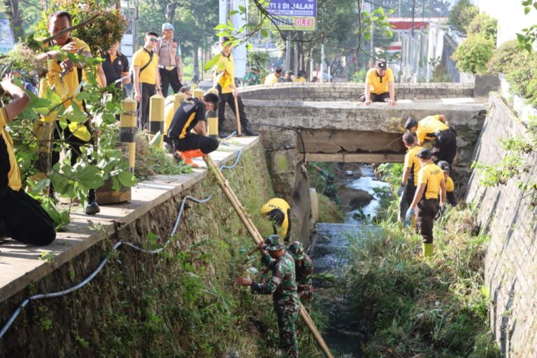 Sinergitas Polres Batu dan TNI di Hari Bhayangkara ke – 79, Peduli Lingkungan Bersihkan Sungai