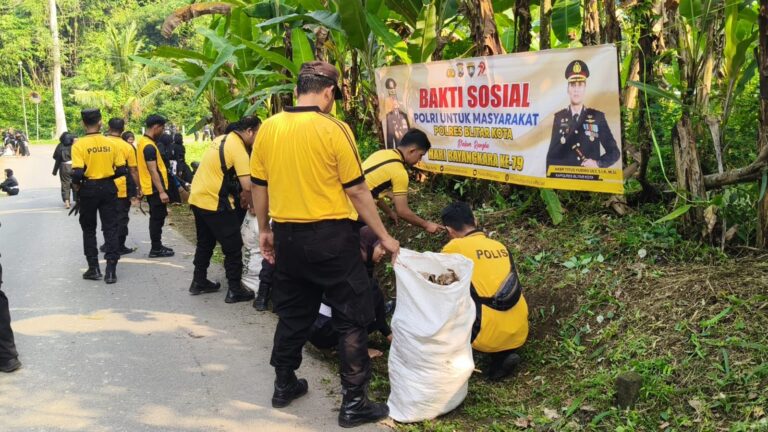 Polres Blitar Kota Gandeng Perguruan Silat Bersihkan Lingkungan Sambut Hari Bhayangkara ke-79