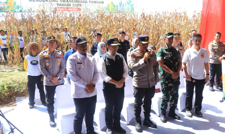 Dukung Swasembada Pangan, Kapolda Jatim Bersama Forkopimda Panen Raya Jagung Kuartal II di Ngawi