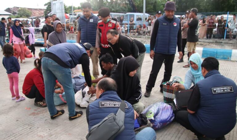 Polda Jatim Bersama Polres Sumenep Gelar Razia Gabungan di Pelabuhan Kalianget, Cegah Peredaran Narkoba Antar Pulau
