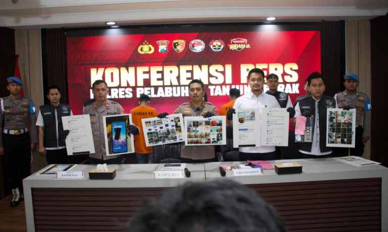 Polres Pelabuhan Tanjungperak Amankan 2 Tersangka Admin Grup Facebook “Gay Khusus Surabaya” Sebar Konten Asusila