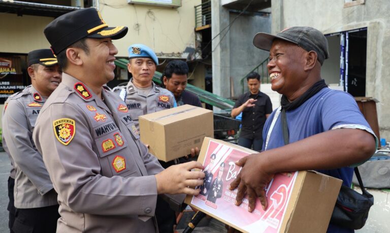 Hari Bhayangkara ke-79 Polres Pelabuhan Tanjungperak Gelar Baksos, Puluhan Pengemudi Bentor dan Kuli Panggul Full Senyum