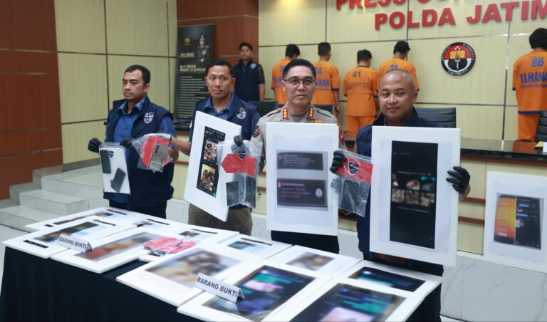 Polda Jatim Amankan 4 Orang Admin dan Anggota Group WA Gay di Surabaya