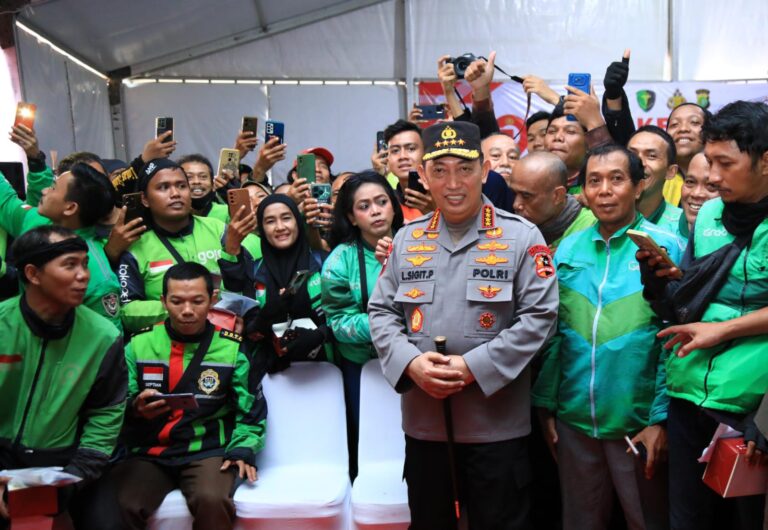 Kapolri Bagikan Sembako dan Alat Bantu Disabilitas di Puncak Bakti Kesehatan