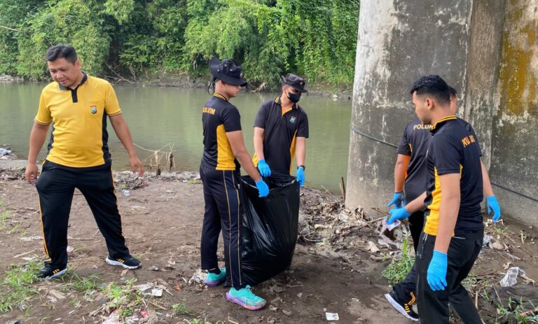 Polri Peduli Lingkungan: Polres Jember Gelar Aksi Bersihkan Sungai Bedadung di Hari Bhayangkara ke-79