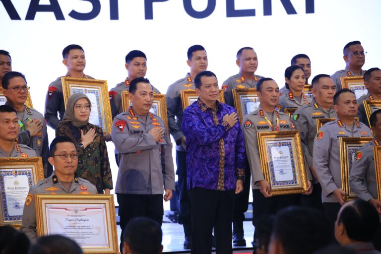 Kapolri Berikan Penghargaan Pembangunan Zona Integritas WBK Kepada Divisi Humas Polri