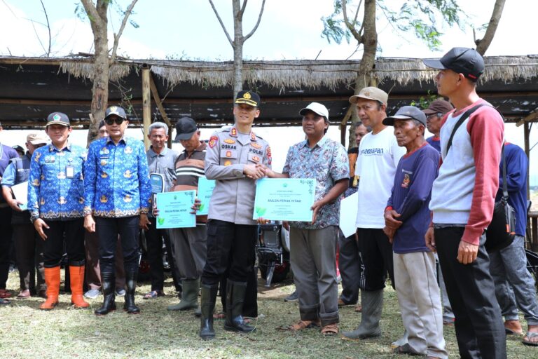 Dukung Ketahanan Pangan Nasional: Forkopimda Kota Malang Serahkan Bantuan Alsintan dan Benih Pertanian