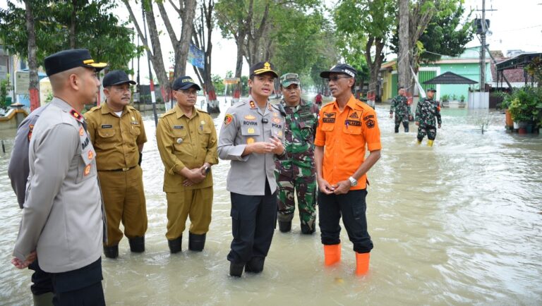 Kapolres Gresik Salurkan Bantuan Sosial Bagi Warga Terdampak Banjir di Benjeng