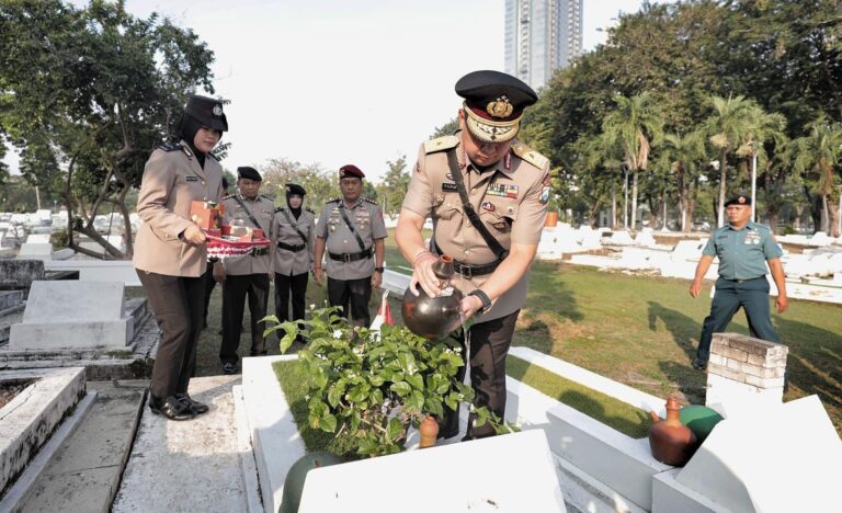 Hari Bhayangkara ke-79 Polda Jatim Kenang Jasa Para Pahlawan, Ziarah dan Tabur Bunga di TMP