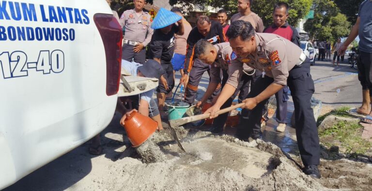 Minimalisir Laka Lantas Polres Bondowoso Tambal Jalan Berlubang: Bakti Polri di Hari Bhayangkara ke-79