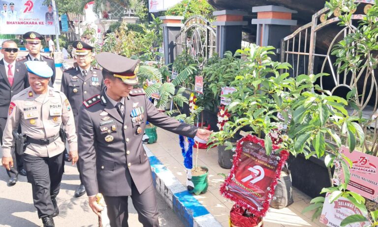 Dukung Ketahanan Pangan Ratusan Bibit Tanaman Produktif Jadi Ucapan Selamat Hari Bhayangkara ke-79 di Ponorogo
